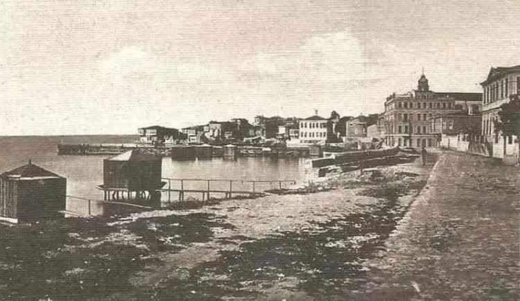 <p><span style="color:#B22222"><strong>Yeşilköy</strong></span></p>
<p><strong>Yeşilköy'ün adı, 1926 yılına kadar "Ayastefanos"tu. Bu isim Cumhuriyet'in kurulmasının ardından, uzun yıllar semtte oturan yazar Halit Ziya Uşaklıgil'in önerisiyle "Yeşilköy" olarak değiştirildi.</strong></p>