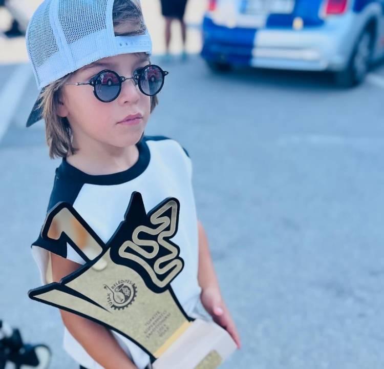 <p>Kenan Sofuoğlu, Zayn'ın ilerideki kariyerinde avantaj sağlayacağını düşündüğü için sosyal medyaya önem veriyor. Çünkü bu meslekte sponsorlukların çok önemli olduğuna dikkat çekiyor. Sofuoğlu, şöyle konuştu:</p>
