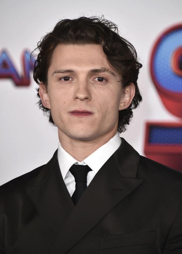 <p><strong>3. TOM HOLLAND</strong></p>

<p><strong>Örümcek Adam</strong> serisinde rol alan 28 yaşındaki ünlü aktör şu sıralar <strong>Marvel yapımı Avangers: Doomsday</strong> filmi için hazırlıklara başlarken 30,6 milyon sterlinlik serveti ile listenin ilk 3 sırasına girmeyi başardı.</p>
