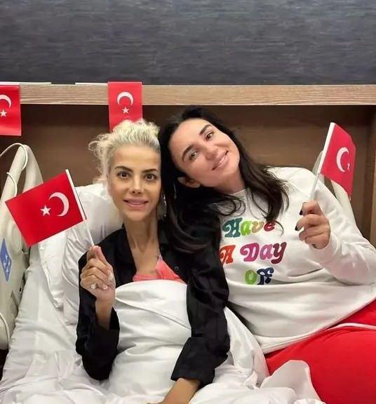 <p><span style="color:#000000"><strong>Hastalıkla mücadele eden Tanyeli </strong></span><strong>29 Ekim</strong><span style="color:#000000"><strong>'de hastane odasından paylaşımlarda bulunmuştu.</strong></span></p>
