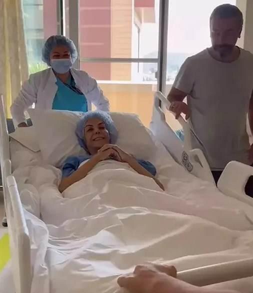 <p><strong>BİR OPERASYON DAHA GEÇİRMİŞTİ!</strong></p>
<p><span style="color:#000000"><strong>Tanyeli son paylaşımında yeniden bir operasyona gireceğini duyurarak </strong></span><strong><em>"Ben hazırım gidiyorum. Çok teşekkür ederim. Bu minik operasyondan inşallah sağlıklı sıhhatli bir şekilde çıkacağız. Buna inanıyorum çünkü doktorlarımıza çok güveniyorum."</em></strong><span style="color:#000000"><strong> ifadelerini kullanmıştı.</strong></span></p>