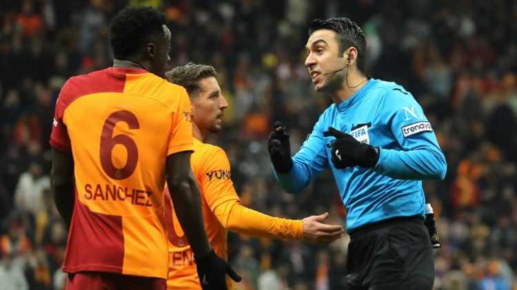 <p>O günlerde Arda Kardeşler'in de aralarında bulunduğu bazı hakemlerin ise görevden alınan 13 kişiye destek verdiği öne sürülmüştü.<br />
<br />
MHK'da ikinci Ferhat Gündoğdu dönemi ise 23 Temmuz'da başladı.</p>