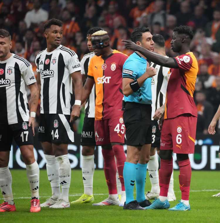 <p>Beşiktaş'tan MHK'ye Arda Kardeşler için derhal düdük astırma talebi gelirken beklendiği gibi Kardeşler'e bu hafta Süper Lig'de oynanacak maçlarda da görev verilmedi.</p>