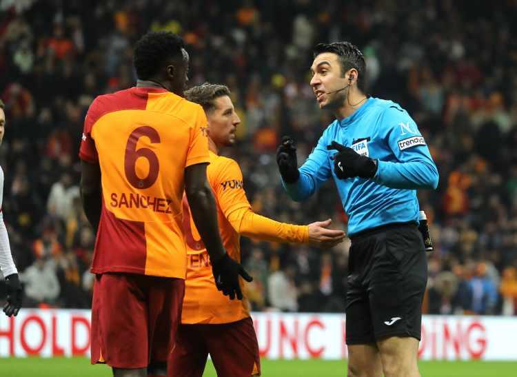 <p>Hakaret davalarında genellikle HAGB (Hükmün Açıklanmasının Geri Bırakılması) kararı veriliyor ve vekalet ücretine de hükmediliyor. 17 bin 900 TL olan bu rakam, icra ile tahsil edildiğinde 22 bin TL oluyor. </p>
