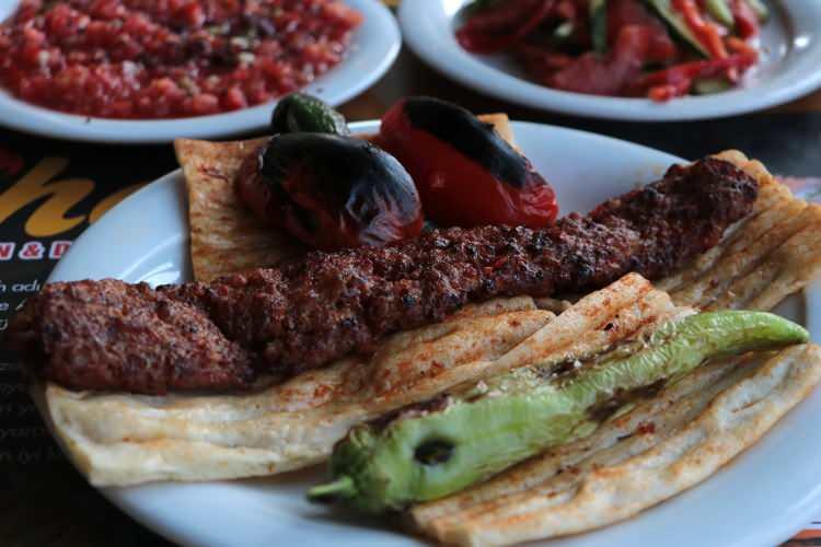 <p><span style="color:#B22222"><strong>“Fahiş fiyatların önüne geçilmesi lazım”</strong></span></p>
<p><br />
Adana kebabının fahiş fiyata satıldığını öne süren Yağmur, <em><strong>“1 kilogram et ile 10 kişi doyabilirken vatandaşlar restoranlara gittiğinde bir kişilik Adana kebabı en az 350 liraya yiyor. Bu fahiş fiyatların önüne geçilmesi lazım. Ortalama fiyatlar zaten bellidir. Bir porsiyon Adana kebabın maliyeti 200 lira. Bu satılan fiyatlar akıl verici değil”</strong></em> ifadelerini kullandı.</p>