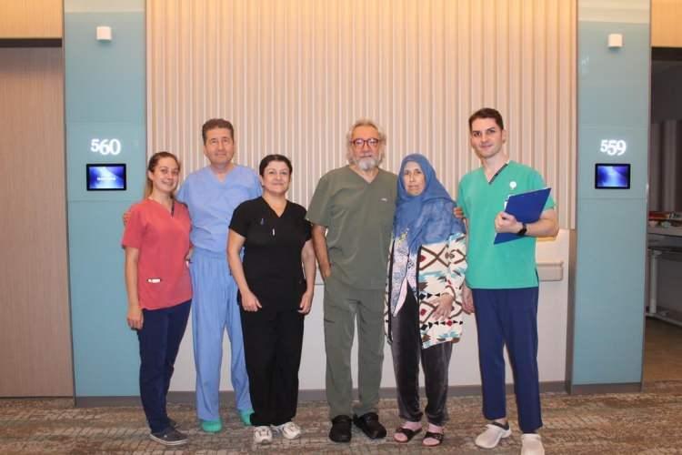<p>Aydın’ın Kuşadası ilçesinde oturan ev hanımı Meral Coşkun’da (52), geçtiğimiz nisan ayında halsizlik, gaz, hazımsızlık, şişkinlik şikayetleri başladı. Bu şikayetleri çok önemsemeyen Coşkun, temmuz sonunda karnındaki şişlik büyüyünce doktora başvurdu, yapılan tetkiklerde yumurtalıkta kitle tanısı koyuldu. </p>