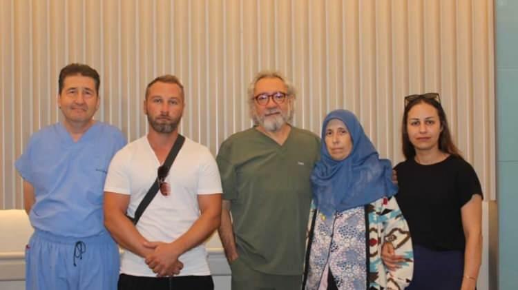 <p><span style="color:#000080"><em><strong>İzmir'de iki çocuk annesi Meral Coşkun (52) karnında oluşan yaklaşık 9,5 kilogramlık tümör operasyonla çıkarıldı.</strong></em></span></p>