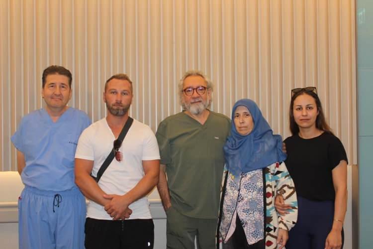 <p>Yumurtalıktan kaynaklanan tümör olduğu için ameliyatı Kadın Hastalıkları ve Doğum Uzmanı Prof. Dr. Coşan Terek ile birlikte gerçekleştirdiklerini belirten Prof. Dr. Cem Terzi,<strong> <span style="color:#FF0000"><em>“Bu büyüklükteki bir tümör sık görülen bir tümör değildi. Yumurtalıkta başlamış, karın zarındaki her yere sıçramış. Biz buna Peritaneal Karsinomatozis diyoruz. Hasta bize başvurduğunda kan değerleri kötüydü, tümör iç organlarına bası yapıyordu. Kanda pıhtılaşma değerleri bozuk olduğu için hematoloji uzmanı gördü, ameliyata hazırladı. Böbreklere bası vardı, idrar yapamıyordu, nefroloji uzmanı gördü. Yoğun bakım ve anestezi değerlendirdi. Akciğerlerine bası vardı, göğüs hastalıkları uzmanı tedavi etti.</em></span></strong></p>