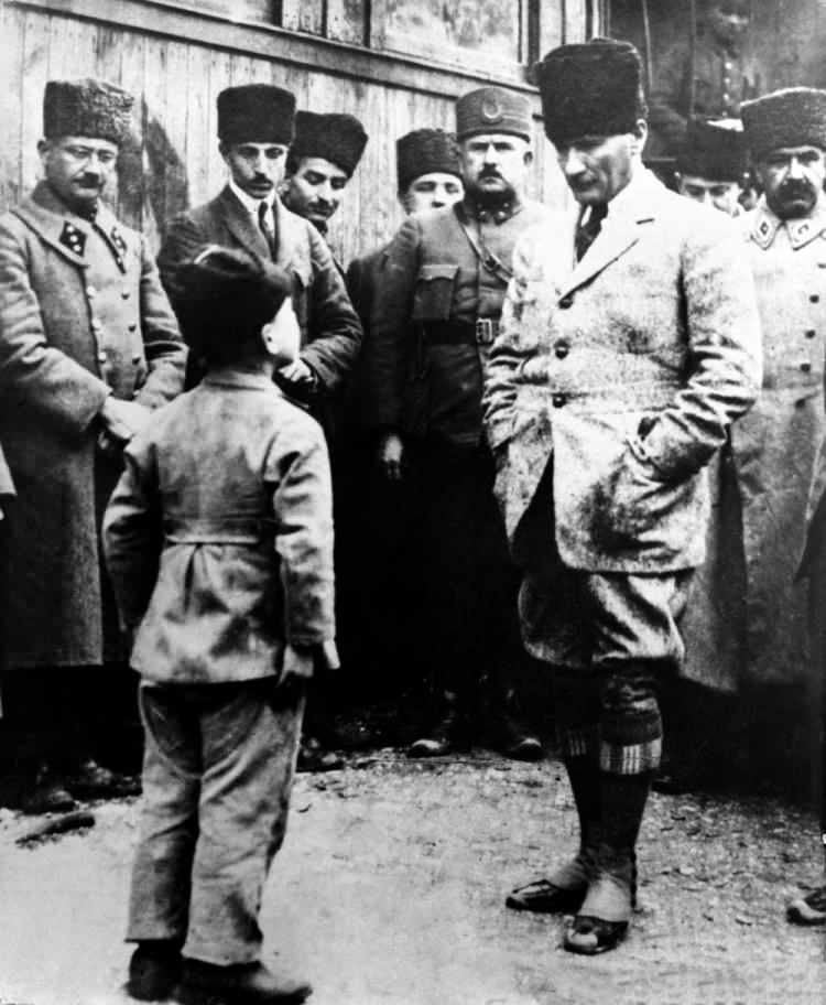 <p>16 Ocak 1923'te Mustafa Kemal (sağda), yurt gezisi sırasında uğradığı Osmaneli İstasyonu'nda bir öğrencinin okuduğu şiiri dinlemişti. Mareşal Fevzi Çakmak (arkada sağda), Kazım Karabekir (Atatürk'ün arkasında solda). (Arşiv-16.01.1923)</p>
