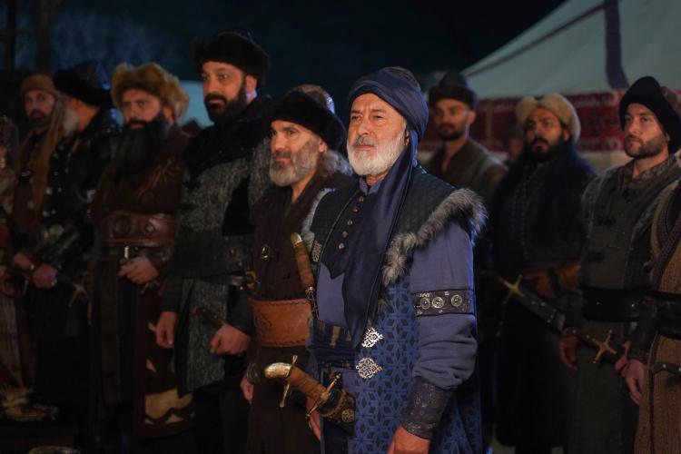 <p><strong>ORHAN BEY VE HOLOFİRA’NIN DÜĞÜN TOYUNDA NELER YAŞANACAK?</strong></p>

<p>Osman Bey ve alpları kendilerine kurulan tuzaktan kurtulmuştur. Lucas’ın adamları tarafından köşeye sıkıştırılan Orhan Bey ve Holofira ise nasıl bir hamleyle kurtulacaklardır?</p>
