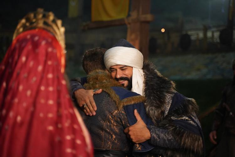 <p><strong>GONCA HATUN KAYI OBASINDAN AYRILMAK İSTİYOR</strong></p>

<p>Evladının acısı hala taze olan Gonca Hatun ve Holofira arasında hiçbir şey eskisi gibi değildir artık. Holofira ve Gonca arasındaki soğuk rüzgarların farkına varan Begüm ve Hazal Hatunlar bu durumdan kendilerine nasıl pay çıkaracaklardır? Gonca Hatun, Alaeddin Bey’e oradan gitmek istediğini söyler. Gonca Hatun ve Alaeddin Bey, Kayı Obası’ndan gidecek midir?</p>
