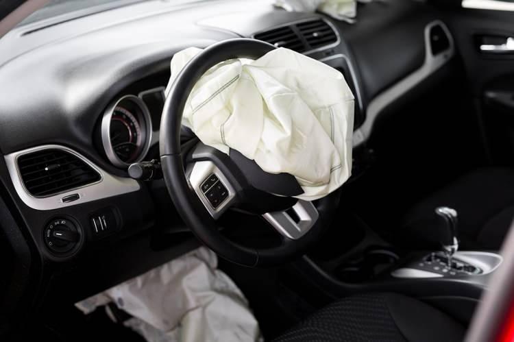 <p>İkinci el otomotiv alım satımında çeşitli hileler yapan dolandırıcılar, araçlarda yolcular için hayati önem taşıyan airbag’lere kadar uzandı. Kaza sırasında açılan airbag’ler (hava yastığı) genelde tamir edilmeden yeniden monte ediliyor. Eksperler genelde bunu ‘direnç atılmış’ olarak tanımlıyor. Bu yolla aracın beyni kandırılıyor ve araç herhangi bir hata kodu vermiyor. Airbag içine sünger koyanlar dahi var. Sağlam çalışan airbag hayat kurtarır. Araç alırken kesinlikle airbag testi yaptırılmalı.</p>
<p> </p>