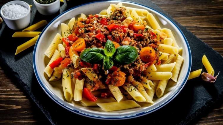 <p><strong>Aksini düşünenler de var</strong><br />
<strong>Nisan ayında epidemiyolog Prof Tim Spector, Instagram'da glütensiz makarna<span style="color:#800080"> “çılgınlığı”</span> hakkında bir video yayınladı ve tüm çeşitlerin lif ve protein açısından yüksek olmadığı ve bazılarının bağırsaklara zarar verdiği düşünülen emülgatörler içeren ultra işlenmiş olduğu konusunda uyarıda bulundu. Kırmızı mercimek makarnasını yüksek proteini nedeniyle övdü, ancak şu sonuca vardı: <span style="color:#800080"><em>“Çölyak hastası olmayan ya da intoleransı bulunmayan çoğumuz için tam tahıllı alternatifler genellikle daha az işlenmiş, daha ucuz ve daha sağlıklıdır.”</em></span></strong></p>