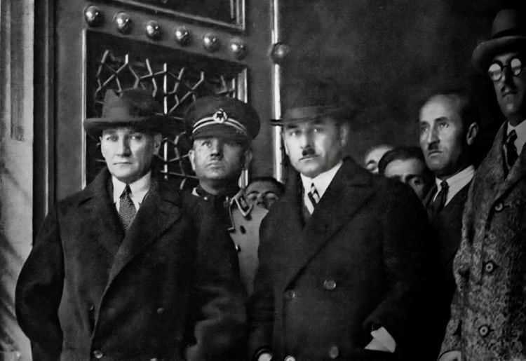 <p>Cumhurbaşkanı Mustafa Kemal Atatürk (solda), yapımı devam eden Türk Ocakları Genel Merkezi'ni gezerek, Genel Başkan Hamdullah Suphi Tanrıöver'den (sol 2) çalışmalar hakkında bilgi aldı. Cumhurbaşkanlığı Genel Sekreteri Tevfik Bıyıklıoğlu (sağda). (Arşiv-24.11.1929)</p>
