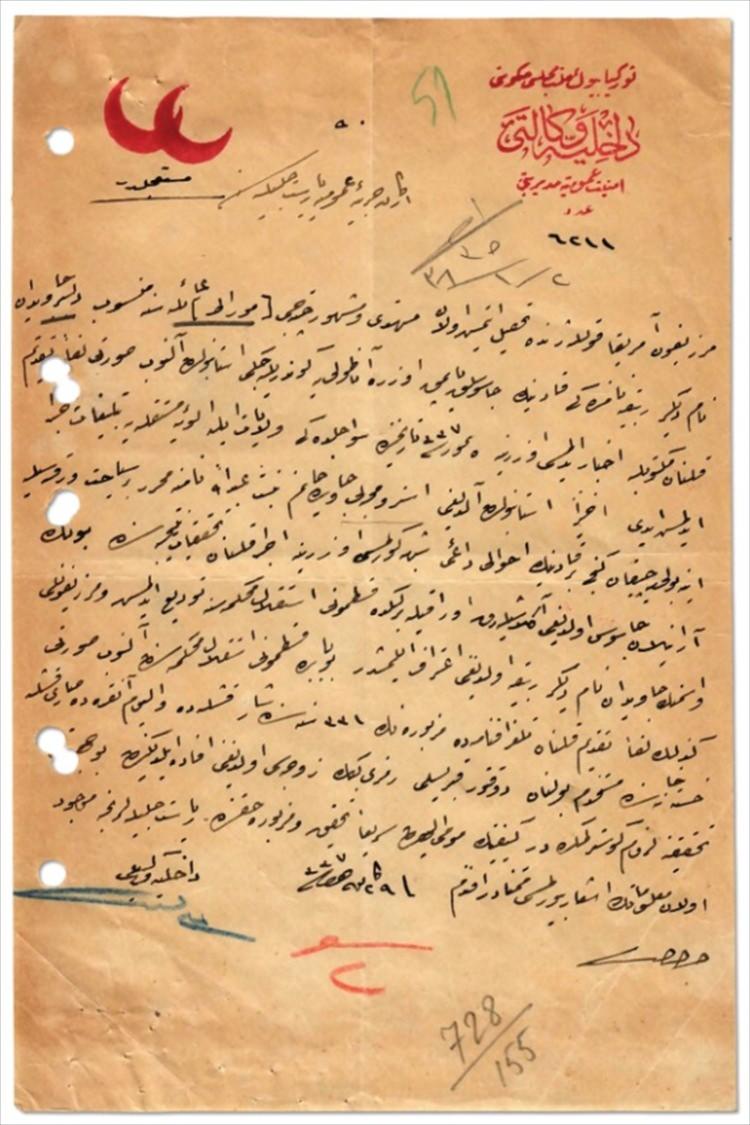 <p>Belgeler arasında, <strong>"Rebeka"</strong> kod adlı Dilber Cavidan isimli kadın casusa ilişkin <strong>"çift hilal"</strong> simgesiyle damgalanan 1921 tarihli <strong>"acil"</strong> ibareli rapor, yine Mart 1921 tarihli Erkan-ı Harbiye-i Umumiyye Riyaset-i Celilesine, yani Genelkurmay Başkanlığına gönderilen <strong>"Yavuz Grubu"</strong> mühürlü belge, Felah Grubu'ndan 1922'de Erkan-ı Harbiye-i Umumiyye Riyaset-i Celilesine gönderilen <strong>"çift hilal"</strong> mühürlü yazı da yayımlanan belgeler arasında bulunuyor.</p>
