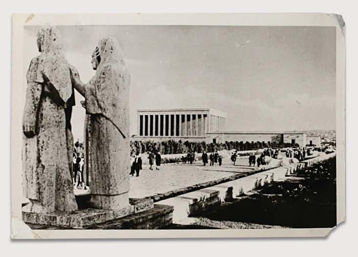 <p><strong>ŞİFRELİ FOTOĞRAF KARTI</strong></p>

<p>İstihbarat tarihi boyuna kullanılan yöntemlerden biri olan <strong>"filme alınmış döküman görüntüsünü gizleme metodu"</strong> MİT tarafından 1970'li yıllarda gizli haberleşmelerde kullanılmıştır.</p>

<p> </p>
