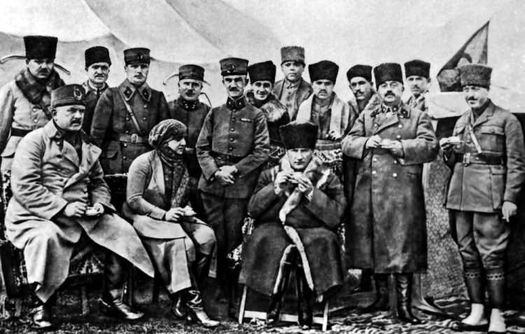 <p>8 Şubat 1923'te Başkomutan Mustafa Kemal (sağ 3), eşi Latife Hanım (sol 2) ve General Kazım Karabekir, Edremit yolu üzerindeki Ergama Köyü'nde mola sırasında. (Arşiv-</p>
