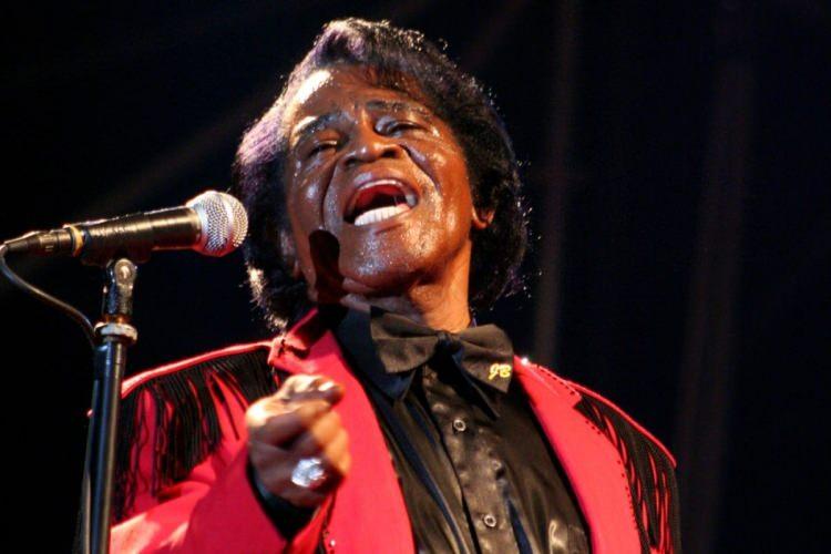 <p><span style="color:#B22222"><strong>11- JAMES BROWN</strong></span></p>

<p><span style="color:#B22222"><strong>15 Milyon Dolar</strong></span></p>

<p><br />
G&ouml;steri d&uuml;nyasının en &ccedil;alışkan adamı olarak anılan Brown, isim ve telif hakları sayesinde her yıl milyonlarca dolar kazanıyor.</p>
