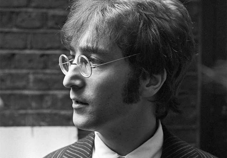 <p><span style="color:#B22222"><strong>10- JOHN LENNON- </strong></span></p>

<p><span style="color:#B22222"><strong>17 Milyon Dolar</strong></span></p>

<p><br />
1980 yılında hayatını kaybeden The Beatles &uuml;yesi John Lennon, her yıl ciddi bir gelir elde ediyor.&nbsp;</p>
