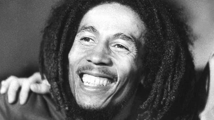 <p><span style="color:#B22222"><strong>7- BOB MARLEY- </strong></span></p>

<p><span style="color:#B22222"><strong>34 Milyon Dolar</strong></span></p>

<p><br />
&Ouml;l&uuml;m&uuml;n&uuml;n &uuml;zerinden 40 yılı aşkın bir s&uuml;re ge&ccedil;mesine rağmen Bob Marley&rsquo;in m&uuml;ziği hala talep g&ouml;r&uuml;yor.</p>
