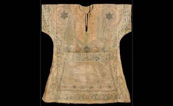 <p>Padişahın giydiği yakanın şekli kaftan şekli gibi. Padişahlar bu kaftanı culüs ettiğinde yani tahta çıkışta giyiyor. Değerli bir kumaştan yapılıyor bu kaftanlar. Yakası kürkle çevrili. Bu yakalar nazara karşı kullanılıyordu.</p>
<p> </p>