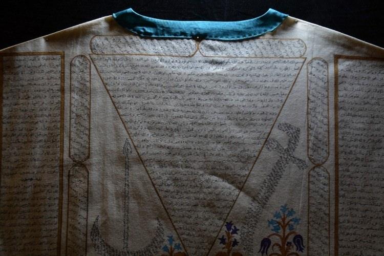 <p>Bir gün felç geçirir ve vücudunun yarısı tutmaz olur.. Bu kasideyi yazar ve Allah'tan Peygamber hatırı için şifa umar...</p>