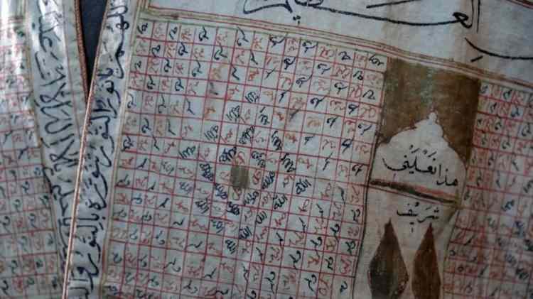 <p>Oğlu Safiye Sultan dışındaki cariyelere bakmadığı için de müneccim ve din adamlarına tılsımlı bir gömlek hazırlatıyor. </p>