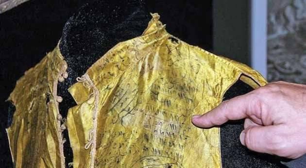 <p>15-20. yüzyıl arasında hazırlanan padişah giysilerini içeren saray koleksiyonunda Peygamber Efendimizin nübüvvet mührü, Hilye-i Şerif ve iKaside-i Bürde'yle bezenmiş dört gömlek yer alıyor.</p>

<p> </p>
