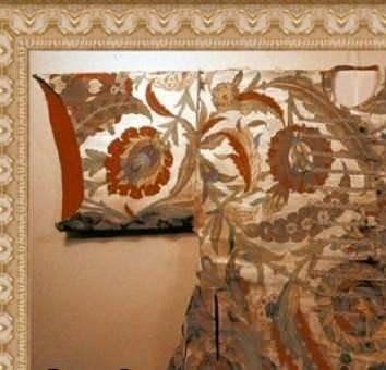 <p>Bu kıyafetlere en çok yazılan ise Fatiha suresidir. Yasin suresi hastalıklara karşı yapılıyor ve genellikle de ölüm döşeğindeki padişahların kıyafetlerine işlenmiştir. </p>