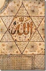 <p>En çok kullanılan şekil ise yine Hz. Muhammed'in Nübüvvet Mührü. Bu mühür, önemini belirtmek için genelde çerçeveye alınıyor ve altın yaldızla işleniyordu. </p>
