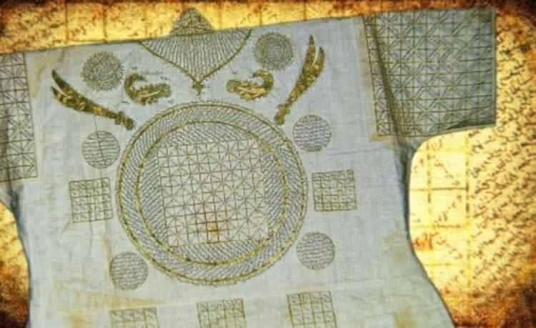 <p> Gömleklerde en çok Hz. Muhammed'e ait semboller yer alıyor. Öyle ki bir padişah kıyafetine Hz. Muhammed'in ayak izi dahi işlenmiştir. En çok kullanılan şekil ise yine Hz. Muhammed'in Nübüvvet Mührü'dür.</p>