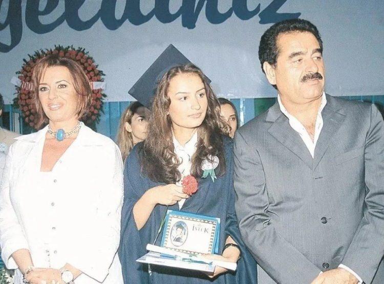<p><span style="color:#B22222"><em><strong>İbrahim Tatlıses'in Perihan Savaş Melek Zübeyde eşi ve çocuklarıyla birlikte hayalini gerçekleştirdi. Eşi ve çocuklarıyla gözlerden uzak bir yaşam süren Zübeyde Melek Akkaş "çocukluk hayalimde" diyerek paylaştı. </strong></em></span></p>