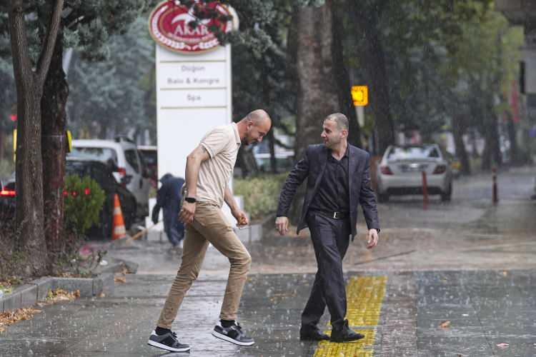 <p><strong>HATAY &deg;C, 26&deg;C</strong><br />
Az bulutlu ve a&ccedil;ık</p>

<p><strong>MERSİN &deg;C, 27&deg;C</strong><br />
Az bulutlu ve a&ccedil;ık</p>

<p><strong>İ&Ccedil; ANADOLU:&nbsp;</strong>Par&ccedil;alı ve az bulutlu ge&ccedil;eceği tahmin ediliyor. Sabah ve gece saatlerinde yer yer pus ve sis hadisesi bekleniyor.</p>
