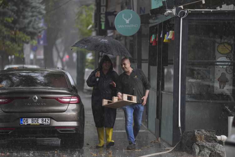 <p><strong>KONYA &deg;C, 18&deg;C</strong><br />
Par&ccedil;alı ve az bulutlu</p>

<p><strong>BATI KARADENİZ:&nbsp;</strong>Par&ccedil;alı, zamanla &ccedil;ok bulutlu, kıyı kesimlerinin akşam saatlerinden sonra sağanak yağışlı ge&ccedil;eceği tahmin ediliyor. Sabah ve gece saatlerinde i&ccedil; kesimlerinde yer yer pus ve sis hadisesi bekleniyor.</p>
