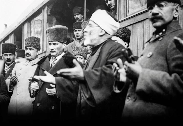 <p>Gazi Mustafa Kemal Atatürk (sağ 3), İzmir dönüşü Uşak Tren Garı'nda dua ile karşılandı. (Arşiv-18.02.1923)</p>
