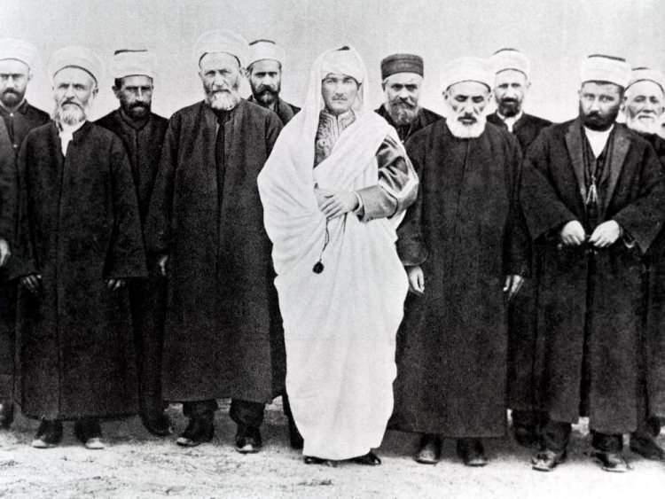 <p>Mustafa Kemal, Libya yerel kıyafeti ile Ankara'da din adamları arasında. (Arşiv-25.11.1920)</p>
