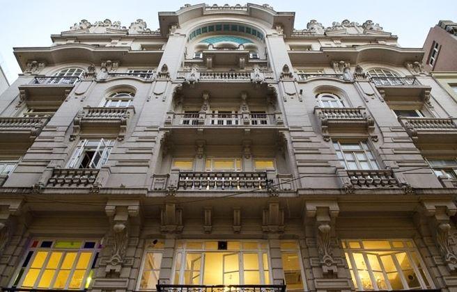 <p><span style="color:#A52A2A"><em><strong>İSTANBUL'UN İLK BETONARME APARTMANLARINDAN BİRİ: MISIR APARTMANI</strong></em></span></p>

<p>Mimar Hovsep Aznavuryan tarafından; 1905 yılında Mısırlı Hidivi Abbas Halim Paşa adına yapılan bina İstiklal Caddesi ile Acara Sokağı'nın kesiştiği noktada bulunuyor. 6 kattan oluşan Mısır Apartmanı, Mısırlı Hidivi Abbas Halim Paşa'nın ölümünden sonra, varisleri tarafından katlara ayrılarak apartmana dönüştürülür. İş adamı Hayri İpar, 1940 yılında binayı satın aldı, oğlu Ali İpar aynı dönemde Hollywood yıldızı eşi Virginia Bruce ile bu binaya yerleşti. Mısır Apartmanı bu dönemde; birçok davet, balo ve organizasyona ev sahipliği yaptı.<br />
Bina 2000 yılında tekrar satıldı. 100 yıl içerisinde Mehmet Akif Ersoy, Mithat Cemal Kuntay, İsrail Dışişleri Görevlisi Reuven Shiloah'a gibi isimlere ev sahipliği yaptı. Ayrıca Atatürk'ün dişçisi Sami Günzberg tarafından muayenehane, Hüsamettin Cindoruk tarafından ise çalışma ofisi olarak kullanıldı.</p>
