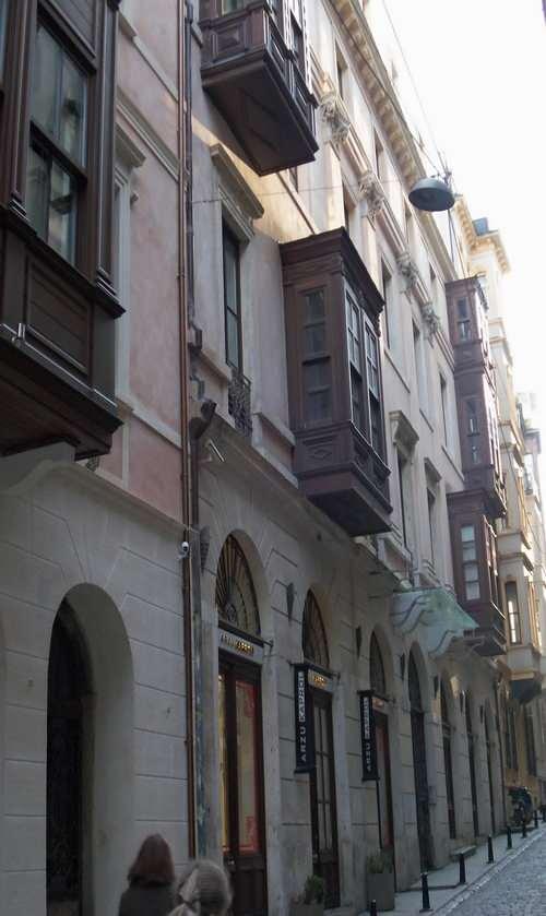 <p><span style="color:#FF0000"><em><strong>BEYOĞLU'NUN EN ESKİSİ: KAMONDO APARTMANI</strong></em></span></p>
<p>Serdar-ı Ekrem sokağında, Galata Kulesi'nin tam hizasında yer alan Kamondo Apartmanı’nın tam olarak hangi tarihte ve hangi mimar tarafından yapıldığı bilinmese de; burada mimar Gabriel Tedeschi, padişahın diş hekimi Hantz Von Der Heyde ve sanatçı Abidin Dino’nun da yaşadığı biliniyor. Ve yine Komando Ailesi tarafından inşa ettirilen Kamondo Merdivenleri’nin de, Avram Kamondo’nun bu apartmandan çıkıp Voyvoda Caddesi’ndeki banka binasına kolayca gidebilmesi için yapıldığı biliniyor. Ailenin Serdar-ı Ekrem Sokak’taki ikametgahı; Sait Faik, Yaşar Kemal, Orhan Veli, Oktay Rıfat, Ahmet Hamdi Tanpınar ve Melih Cevdet Anday gibi pek çok şair ve yazara ev sahipliği yapmıştır.</p>