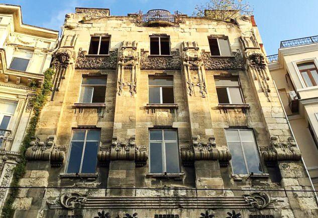 <p><strong>TÜRKİYE'NİN İLK MODAEVİ: BOTTER APARTMANI</strong></p>
<p>İstiklal Caddesi üzerinde bulunan İsveç Konsolosluğunun yanında yer alan apartman, İstanbul’a göç ederek Abdülhamit’in terziliğini üstlenen Hollandalı terzi ve modacı Jean Botter’in yaşaması için Raimondo D’Aronco tarafından inşa edildi. Botter’in, ev ve atölye olarak kullandığı 7 katlı bina, dünyada 19. yüzyılın sonlarına doğru filizlenen Art Nouveau akımının Türkiye'deki ilk ve en belirgin temsilcisi olarak muazzam bir öneme sahip. </p>