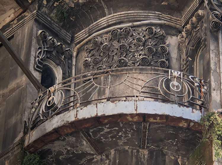 <p>Gül motifli yüksek kabartmalı bezemeleriyle dikkat çeken Vlora Han, her iki cephesi Fransız balkonlu pencerelere sahiptir. Art Nouveau üslubundaki özgün ahşap pencere doğramalarına sahip hanın demir giriş kapısı dışındaki tüm kapıları da ahşaptır. İçerisindeki mermer basamaklı döner merdiven, aslan motifleri ve geometrik şekilli demir tırabzanları ile öne çıkan Vlora Han’ın merdivenlerin açıldığı holün 2. ve 3. katlarında özgünlüğü korunan dökme mozaik zemin döşemesi mevcuttur. 3. ve 4. katların arasında madalyonlar dikkat çekmektedir. Vlora Han’da; 1904-1905 yılları arasında Mimar Kemaleddin’in ve 5 ayrı gazetenin ofislerinin yer aldığı biliniyor. Birinci katında 1950’li yıllardan bu yana noter ofisi yer alan hanın çoğu alanı depo ve ofis olarak kullanılmaktadır.</p>
<p> </p>