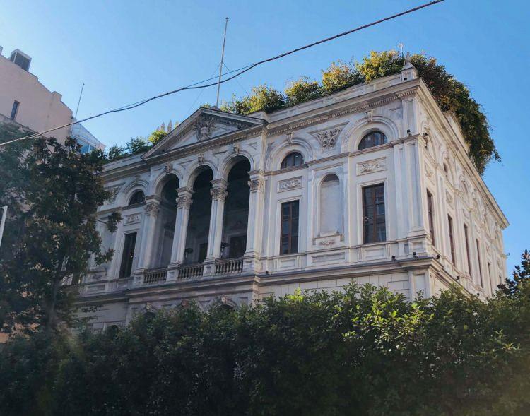 <p><span style="color:#A52A2A"><em><strong>PALAZZIO CORPI BİNASI-SOHO EVİ</strong></em></span></p>
<p>Tepebaşı Meşrutiyet Caddesi’nde bulunan, bölgenin ilk binalarından Palazzo Corpi, Cenevizli Ignazzio Corpi için konut olarak tasarlandı. 1873 yılında İtalyan mimar Giacomo Leoni tarafından yapılan binanın inşaatı 9 yıl sürmüştür. Ünlü mimar, inşaat için Piemonte gül ağacından yapma kapı ve pencere çerçevelerinden Carrara mermerine kadar pek çok malzemeyi özel olarak İtalya'dan getirtmiştir. Bina tamamlandıktan kısa bir süre sahibi Ignazio Corpi hayatını kaybettiği için, yeğenleri binayı 1906 sonrasında Amerika Elçiliği’ne kiraya verdiler. ABD Büyükelçiliği ve rezidansı olarak, 1937'den 2003 yılına kadar da ABD Konsolosluğu olarak kullanılan yapıdaki tüm orijinal freskler, Carrara mermeri yer kaplamaları ve gül ağacı kapılar restore edilmiş ve yapı antika parçalarla dekore edilmiş.<br />
Restorasyonun ardından Soho House zincirine bağlı işletme olarak hizmet vermeye başlamıştır.</p>
<p> </p>