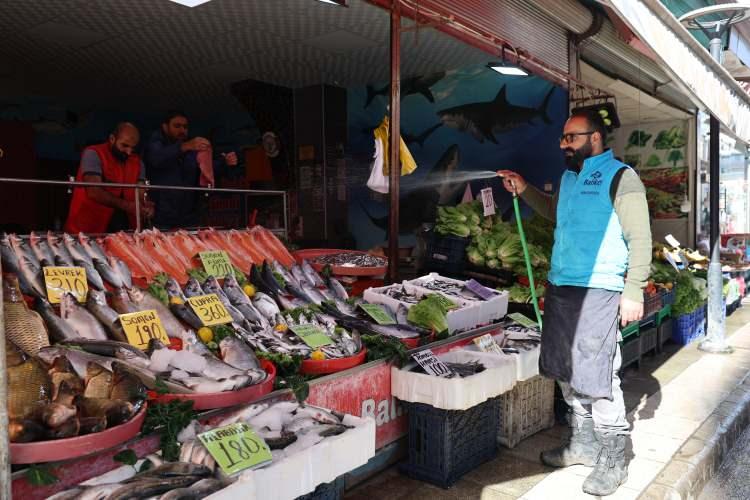 <p><em><strong>Yağmur başlarsa havalar da biraz daha soğursa çeşitlilik artacaktır. Hamsinin pahalı olmasının sebeplerinden birisi de palamudun bol olmasıdır. Palamut hamsi ile beslenen bir balık çeşidi olduğu için tam sezonudur. Palamudun yanında Elazığ'ın sazan, alabalık ve somon balığımız en fazla ilgi gören balık çeşitleri arasındadır. Fiyatları günümüz şartlarına göre endekslersek aşırı bir pahalılık yok. 1 kilogram balık ücreti ile 3 kişilik bir aile çok rahat doyabiliyor. </strong></em></p>