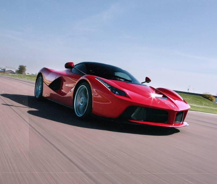 <p><span style="color:#B22222"><strong>Ferrari LaFerrari</strong></span></p>
<p> </p>
<p>Ferrari'nin ilk süper hibriti olan modelin maksimum hızı 349 km/sa.</p>