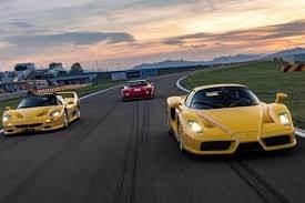 <p><span style="color:#B22222"><strong>Ferrari Enzo</strong></span></p>
<p> </p>
<p>Markanın kurucusunun adını taşıyan model, markanın en özel araçlarından biri. İlk modelinin üstünden 20 yıl geçmesine rağmen hala en hızlı modeller listesinde yer alabiliyor. Aracın maksimum hızı ise yine 352 km/sa.</p>