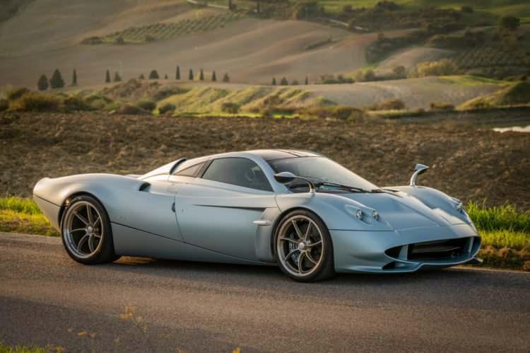 <p><span style="color:#B22222"><strong>Pagani Huayra Codalunga</strong></span></p>
<p> </p>
<p>Çift turbolu V12 ile 840 bg güç ve 811 Nm tork üreten Codalunga, 354 km/sa hıza ulaşabiliyor.</p>