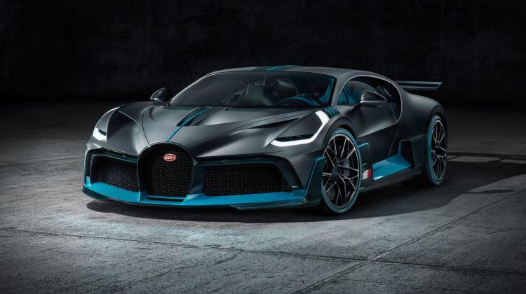 <p><span style="color:#B22222"><strong>Bugatti Divo</strong></span></p>
<p> </p>
<p>Pist için üretilen modellerden biri olan Divo, 380 km/sa hıza ulaşıyor.</p>