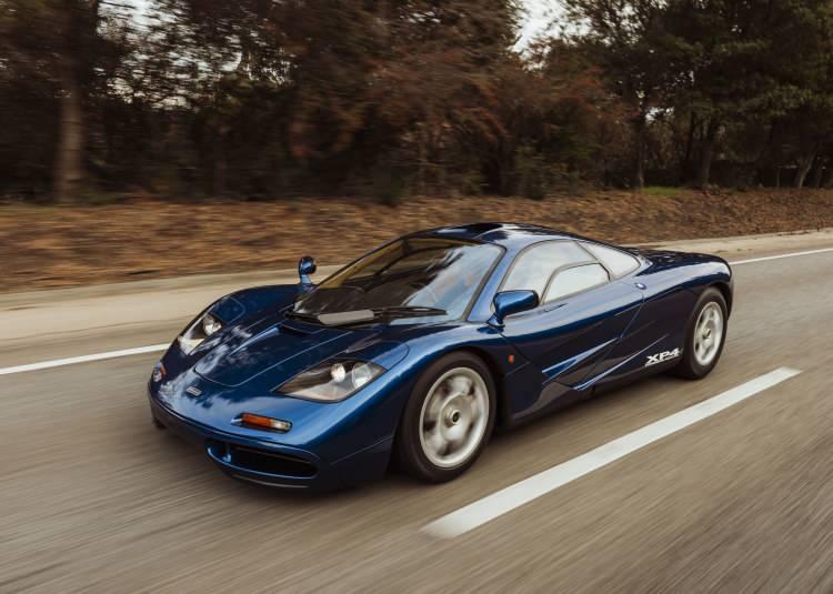 <p><span style="color:#B22222"><strong>McLaren F1</strong></span></p>
<p> </p>
<p>Tüm zamanların en ikonik süper otomobillerinden biri olan McLaren F1 aynı zamanda en hızlılarından da biri. Hafifliği ve aerodinamik tasarımı aracın 386 km/sa hıza ulaşmasını sağlıyor.</p>