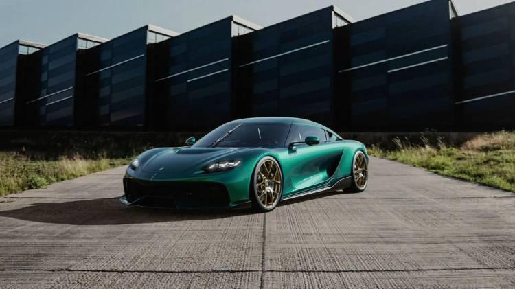 <p><span style="color:#B22222"><strong>Koenigsegg Gemera</strong></span></p>
<p> </p>
<p>Dört kişilik model 1700 bg güç ve 2581 tork gücüyle 400 km/sa hızı geçebiliyor.</p>