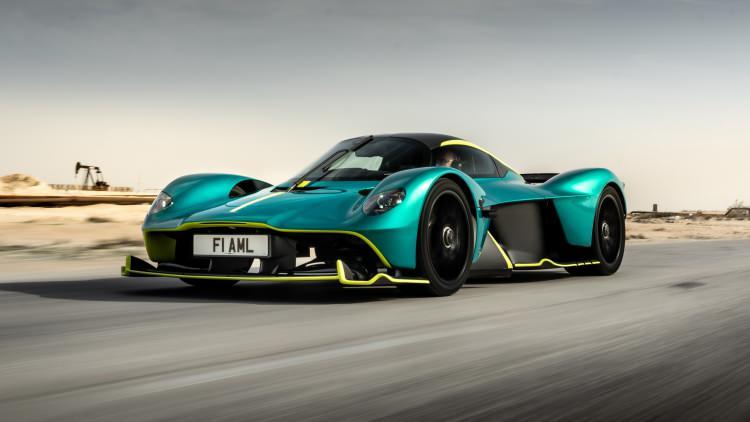 <p><span style="color:#B22222"><strong>Aston Martin Valkyrie</strong></span></p>

<p> </p>

<p>Aston Martin ve Formula 1 ortağı Red Bull Racing'in ürünü olan ortadan motorlu Valkyrie, 402 km/sa maksimum hıza sahip.</p>
