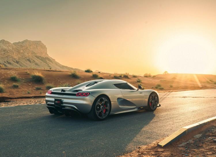 <p><span style="color:#B22222"><strong>Koenigsegg CC850</strong></span></p>
<p> </p>
<p>Koenigsegg'in en hızlı ikinci arabası olan CC850, 483 km/sa hıza ulaşabiliyor.</p>
<p>Bugatti Chiron Super Sport 300+</p>
<p>Bugatti Chiron Super Sport 300+, elde ettiği 490,5 km/sa hızla dünyanın en hızlı otomobili konumunda.</p>
